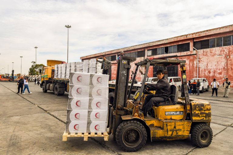 سفينة مساعدات إماراتية تصل إلى ميناء اللاذقية السورية