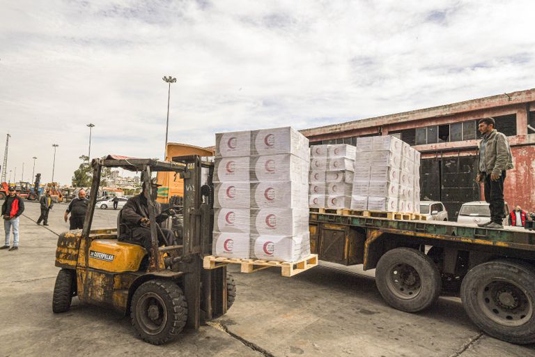 سفينة مساعدات إماراتية تصل إلى ميناء اللاذقية السورية