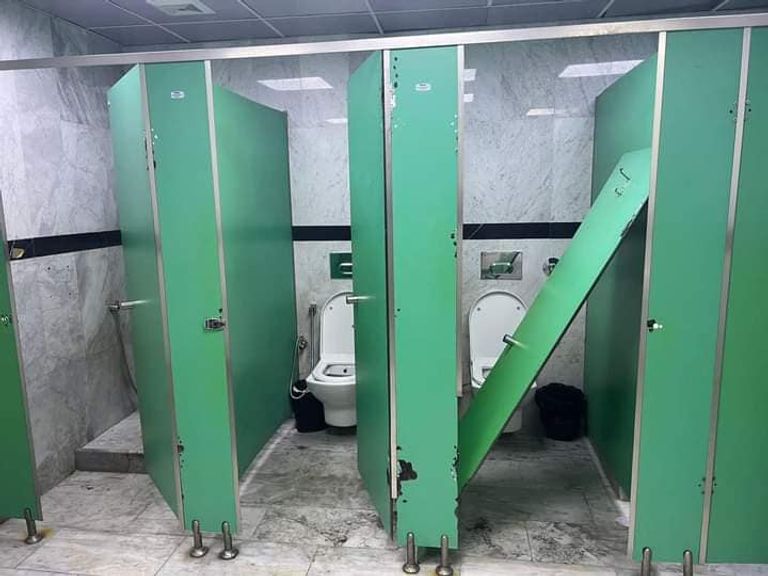 جانب من حمامات مطار بغداد وفق صور منشورة على مواقع التواصل الاجتماعي