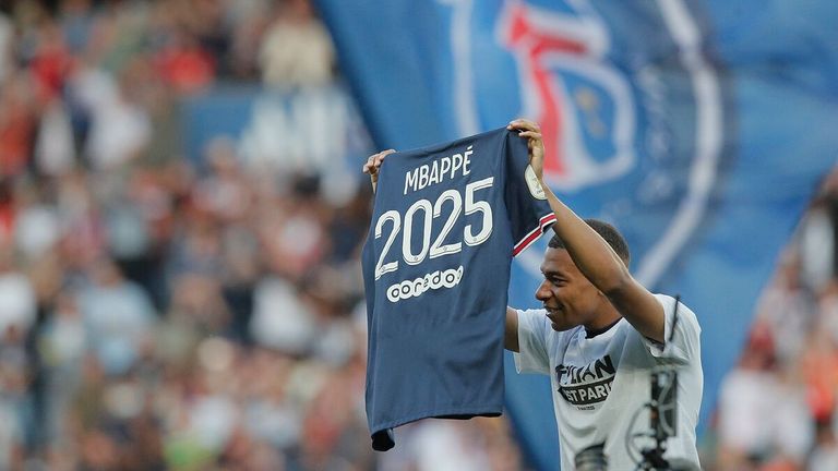 كيليان مبابي بعد تجديد عقده مع باريس سان جيرمان حتى 2025 كيليان مبابي مهاجم باريس سان جيرمان