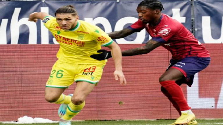 جوان حجام لاعب نانت الفرنسي جمال بلماضي مدرب منتحب الجزائر