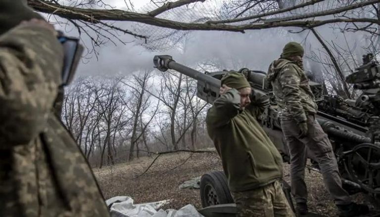قوات أوكرانية تطلق المدفعية على مواقع روسية قرب باخموت - أرشيفية