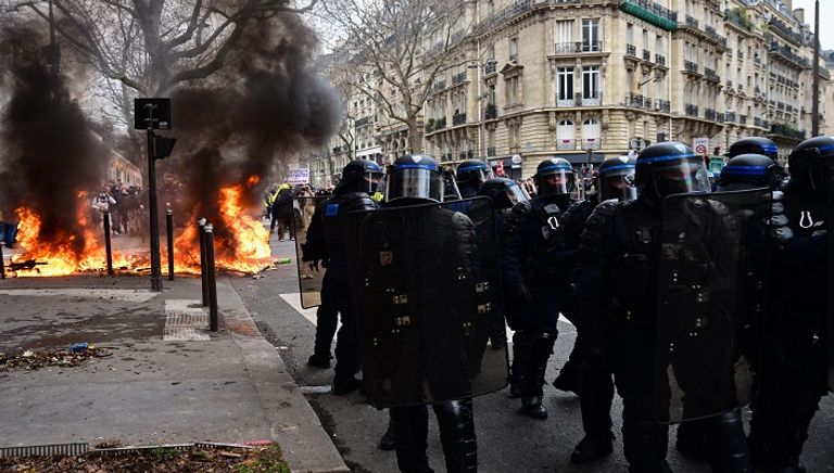 جانب من الاحتجاجات في فرنسا ضد قانون التقاعد - أ ف ب