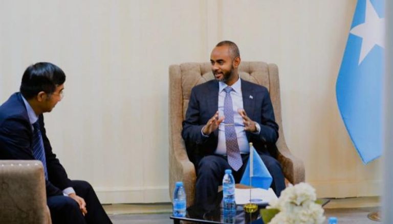 جانب من لقاء وزير الدفاع الصومالي والسفير الصيني في الصومال 