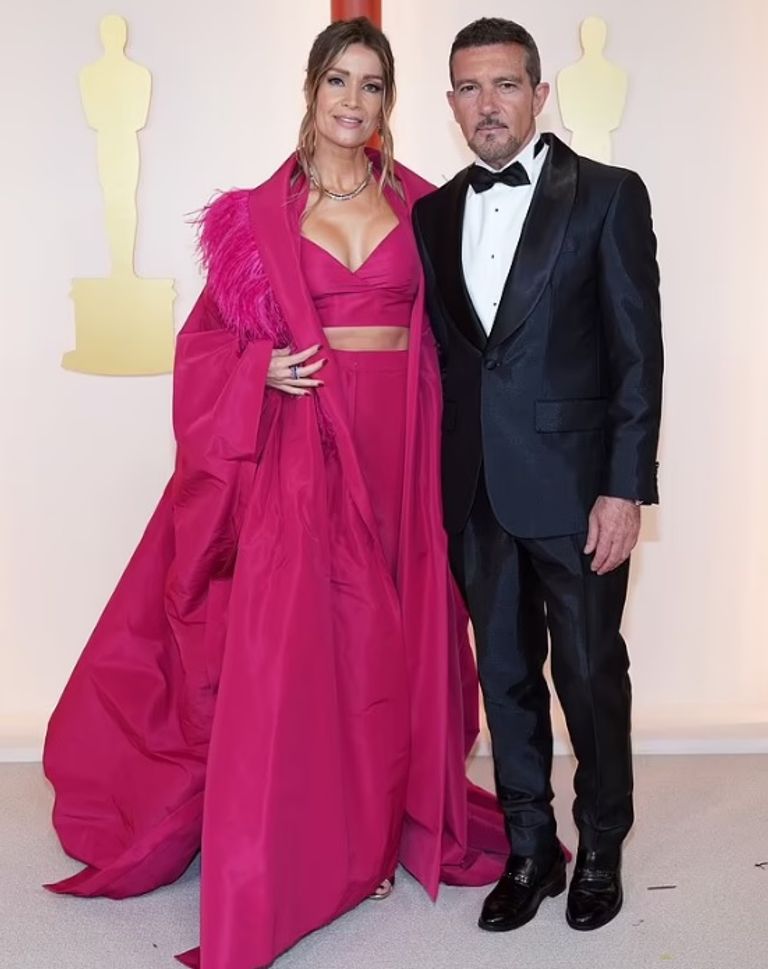 أنطونيو بانديراس وصديقته من الحفل