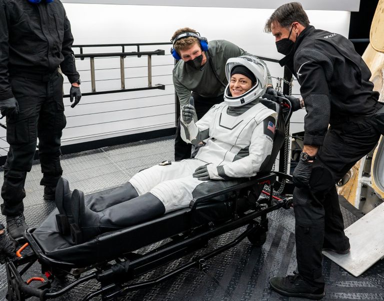 أحد رواد الفضاء ضمن طاقم