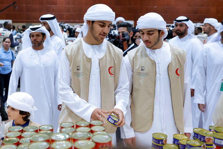 زيارة الشيخ محمد بن راشد لحملة جسور الخير