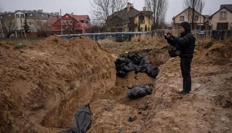 جانب من مقبرة جماعية أعلن اكتشافها في مدينة بوتشا الأوكرانية
