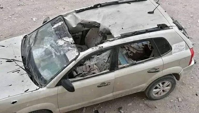 سيارة مدنية تضررت إثر القصف الحوثي