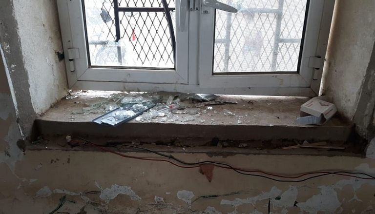 سيارة مدنية تضررت إثر القصف الحوثي