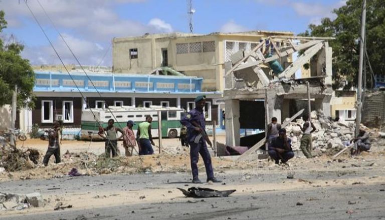 آثار أحد الانفجارات في الصومال - أرشيفية