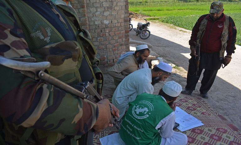 حراسة أمنية لموظفي الإحصاء في باكستان - الفرنسية