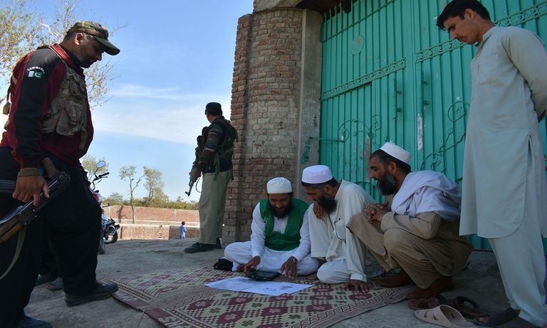 حراسة أمنية لموظفي الإحصاء في باكستان - الفرنسية