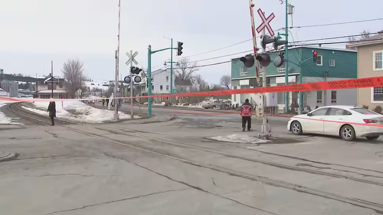 قوات الشرطة والإسعاف في موقع حادث الدهس