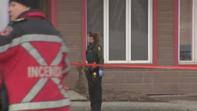 قوات الشرطة والإسعاف في موقع حادث الدهس