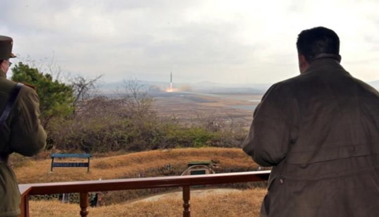 كيم جونغ أون يشهد إطلاق صاروخ باليستي - أرشيفية