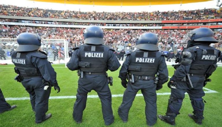 قوات الشرطة في ملاعب كرة القدم