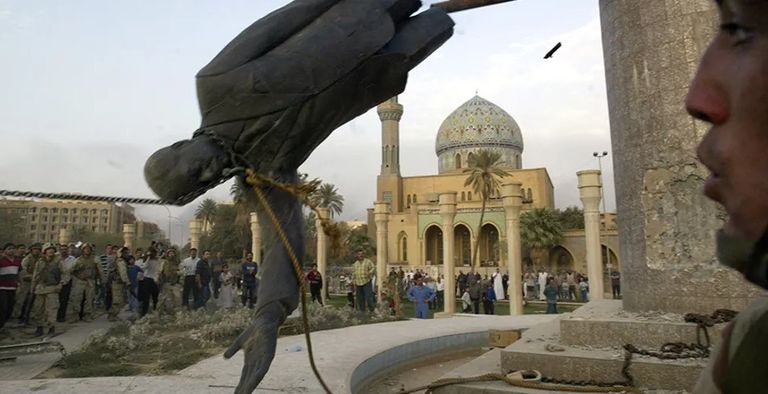 لحظة الإطاحة بتمثال صدام حسين في بغداد قبل 20 عاما
