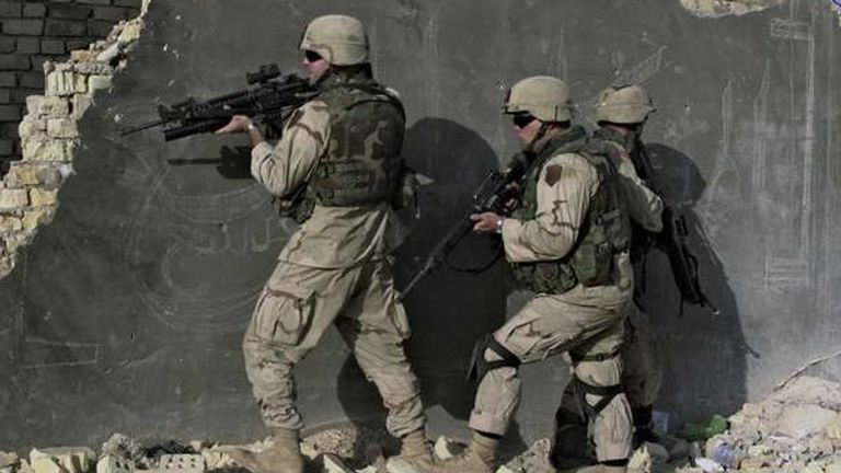 لحظة الإطاحة بتمثال صدام حسين في بغداد قبل 20 عاما