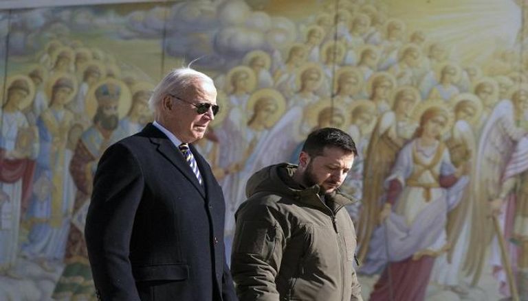 الرئيس الأمريكي جو بايدن وإلى جانبه نظيره الأوكراني فولوديمير زيلينسكي