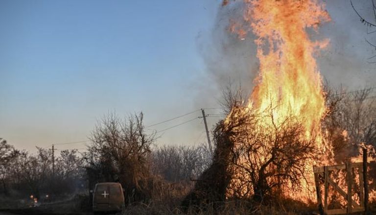 أشجار تحترق بعد انفجار ذخائر الفسفور الأبيض بالهواء في تشاسيف  