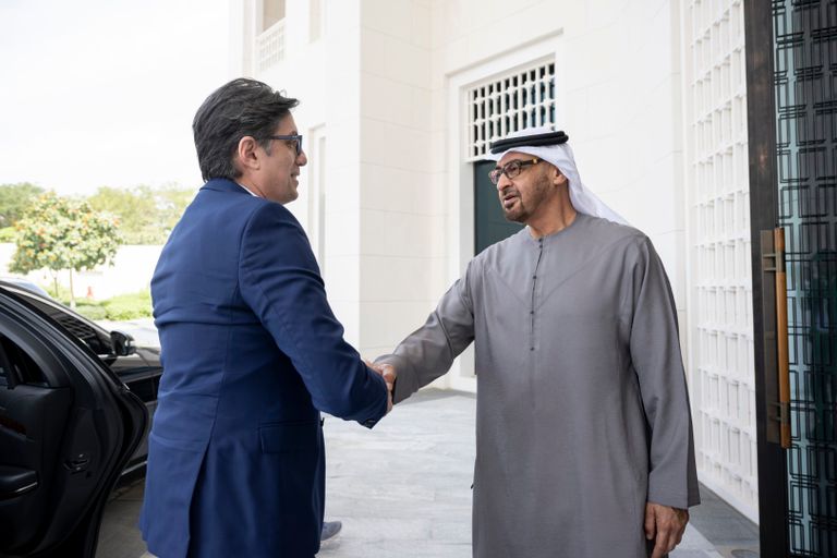 الشيخ محمد بن زايد آل نهيان خلال لقائه رئيس مقدونيا
