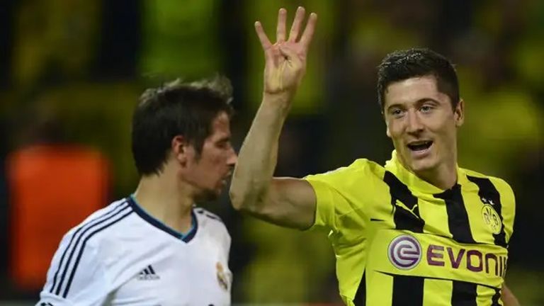 روبرت ليفاندوفسكي إيرلينج هالاند مهاجم مانشستر سيتي