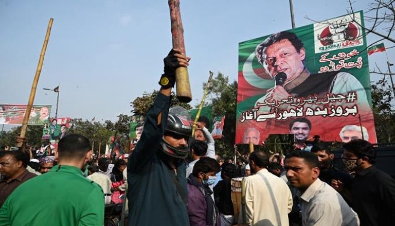 أنصار رئيس الوزراء الباكستاني السابق عمران خان يتجمعون أمام منزله في لاهور