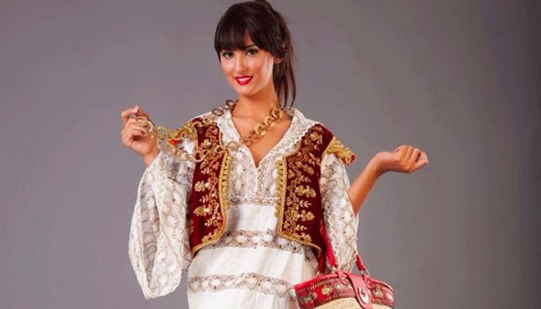 فتاة ترتدي زيا تقليديا تونسيا