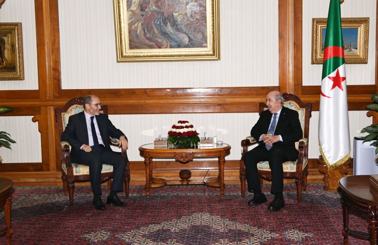 الرئيس الجزائري عبد المجيد تبون خلال لقائه بمقري  عبدالرزاق مقري