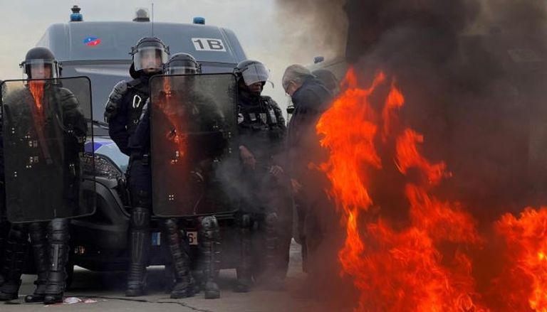 عناصر من الشرطة الفرنسية تواجه محتجين على قانون التقاعد