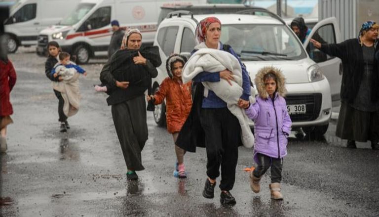 امرأتان تصطحبان أطفالهما بأحد شوارع إسطنبول