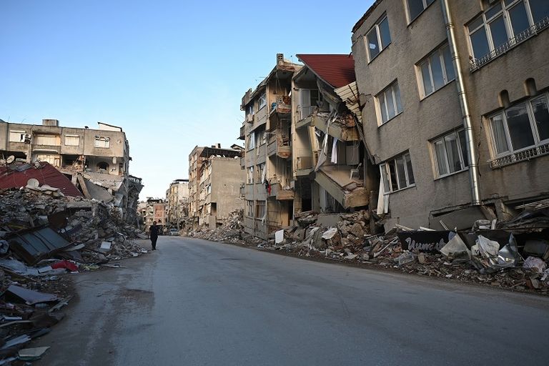 امرأتان تصطحبان أطفالهما بأحد شوارع إسطنبول