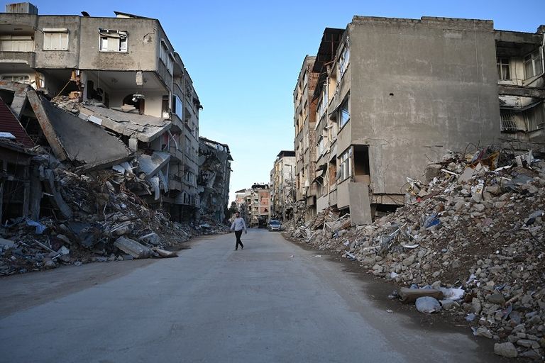 امرأتان تصطحبان أطفالهما بأحد شوارع إسطنبول