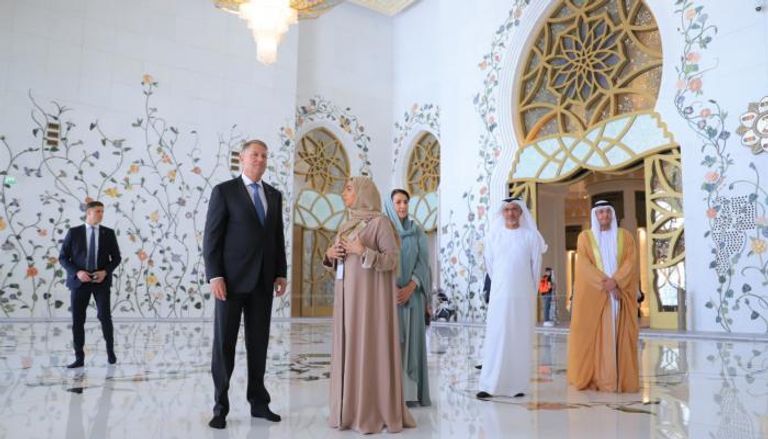 رئيس رومانيا في جامع الشيخ زايد الكبير