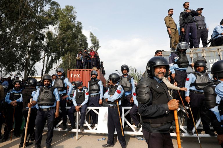 إجراءات الأمن حول محكمة في إسلام آباد قبل مثول عمران خان أمامها