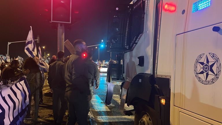 جانب من الاحتجاجات الليلة