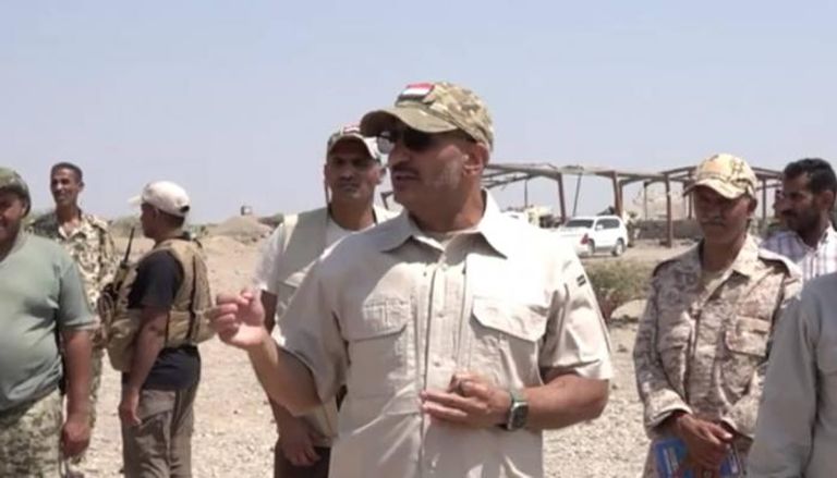 العميد طارق صالح خلال تفقده مراكز تدريب لقواته