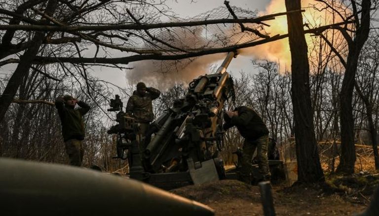 جنود أوكرانيون يطلقون إحدى القذائف على مواقع روسية