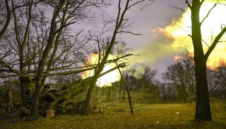 الجنود الأوكرانيون يطلقون مدفع هاوتزر M777 على مواقع روسية قرب باخموت - أ ف ب