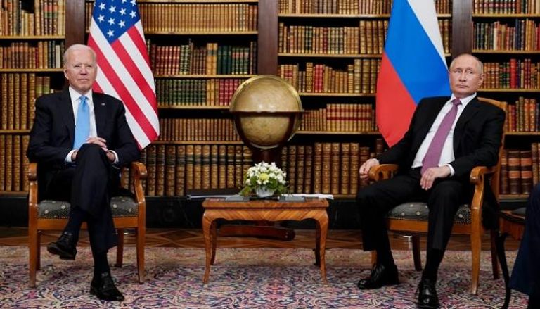 جانب من لقاء سابق بين الرئيسين الروسي فلاديمير بوتين والأمريكي جو بايدن