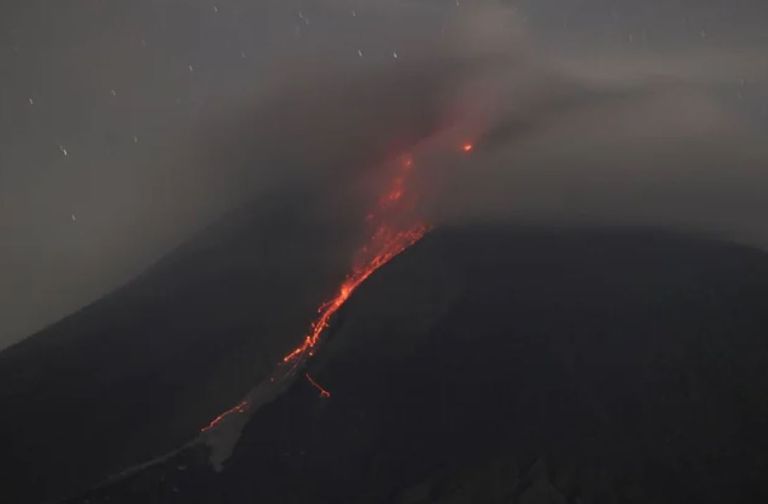 ثوران بركان ميرابي في إندونيسيا