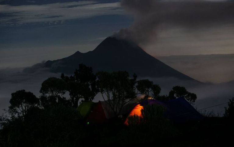 ثوران بركان ميرابي في إندونيسيا