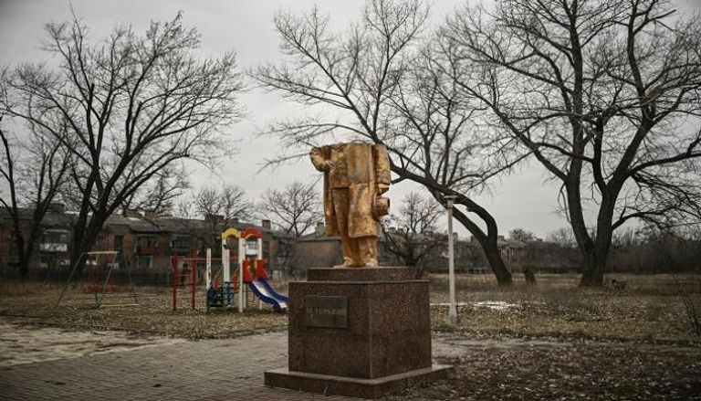 التمثال المدمر للكاتب الروسي مكسيم غوركي في بلدة تشاسيف يار بشرق أوكرانيا.