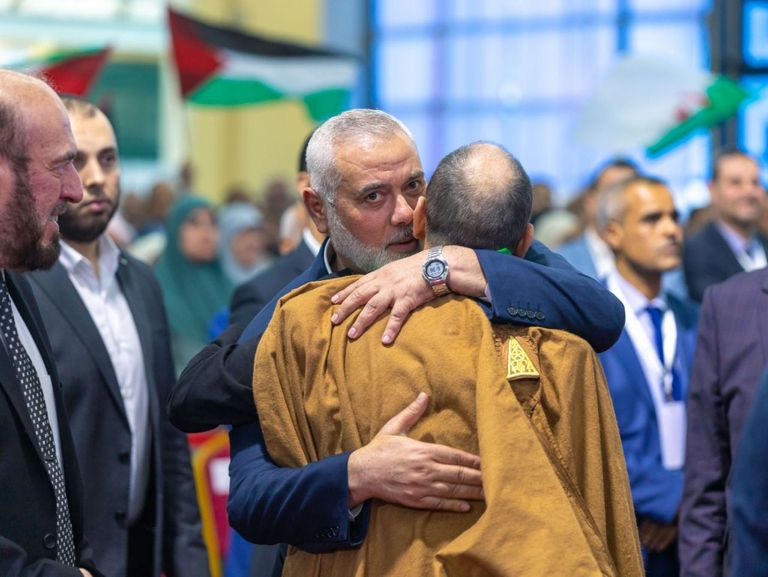 هنية يعانق مقري خلال المؤتمر عبدالرزاق مقري خلال مؤتمر