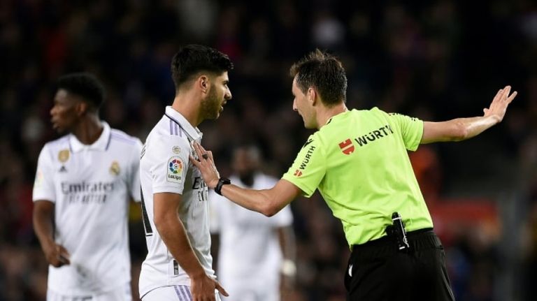 اعتراض أسينسيو على كرة الهدف الملغي التحكيم في كلاسيكو برشلونة وريال مدريد