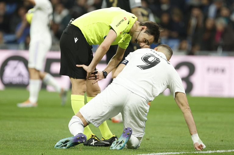 كريم بنزيما يتحدث مع الحكم التحكيم في كلاسيكو برشلونة وريال مدريد