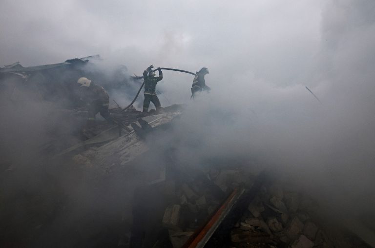 جندي أوكراني يطلق قذيفة هاون - رويترز