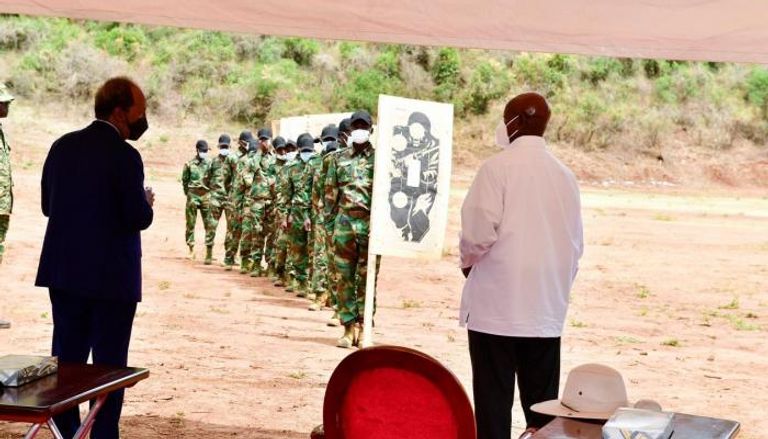 الرئيس الصومالي يشهد ختام تدريب قوات بلاده في أوغندا