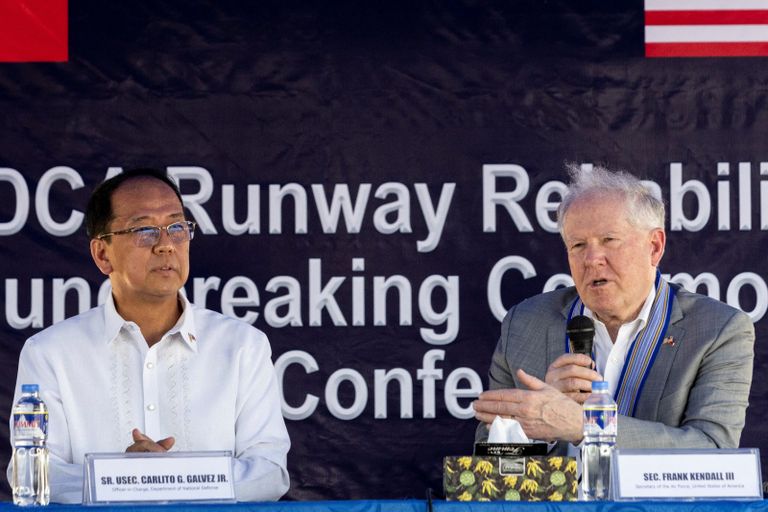 رئيس الدفاع الفلبيني كارليتو جالفيز جونيور ووزير القوات الجوية الأمريكية فرانك كيندال خلال تدشين مشروع مدرج طائرات